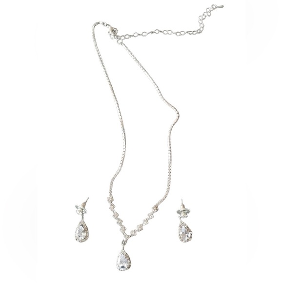 Elegant Silver Necklace and Earring Set 🎉 $5 Finds – Clearance Section 🎉 - Picture 1 of 2